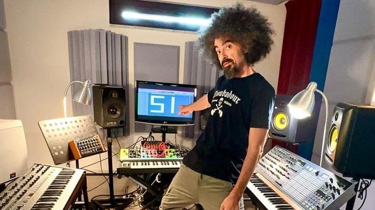 Caparezza torna in studio per il nuovo album: “Ci vorrà tempo ma arriverà”. E Frankie Hi Nrg si prenota per una collaborazione