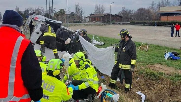 Anzola, schianto sulla via Emilia fra un’auto e un camion: anziano muore in ospedale