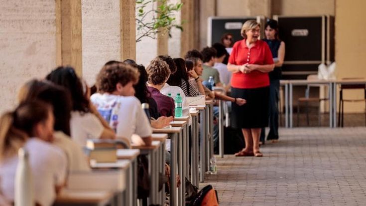 Prima prova di maturità a Roma, un coro dal Visconti al Giulio Cesare: “Temi letterari impossibili”