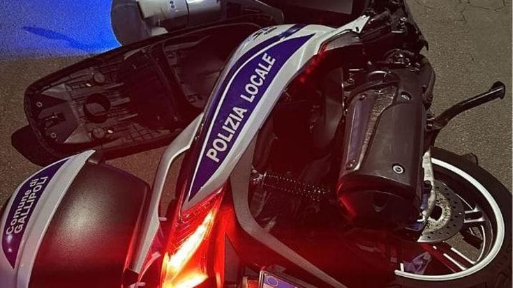 Gallipoli, ubriaco non si ferma all’alt: vigile evita che l’auto travolga i fedeli in processione