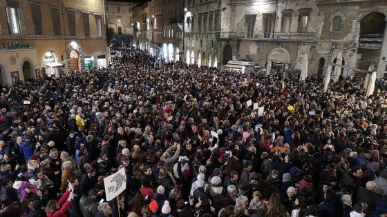 Sardine a Perugia, successo per la manifestazione anti-Salvini