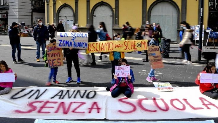 Da lunedì 6 milioni di studenti a casa. Ma la dad si avvicina per 9 studenti su 10. Ecco dove le scuole sono chiuse regione per regione