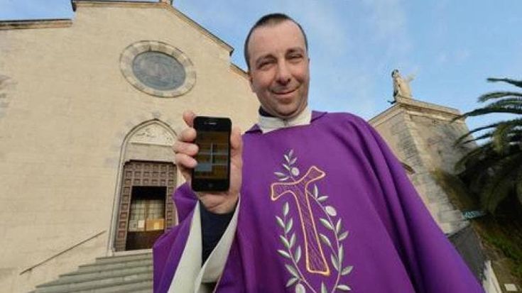 L’appello di don Valentino Porcile, a messa con la tessera elettorale: “Cari bambini, portate i genitori a votare”