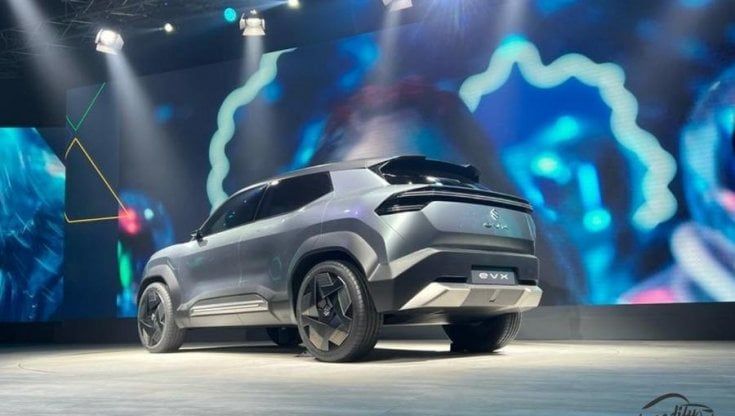 eVX, la prima elettrica Suzuki sfila in passerella