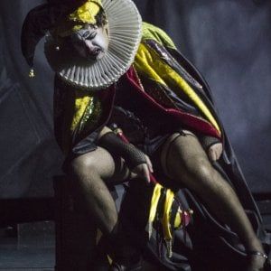 Il Rigoletto coi tacchi e le calze a rete divide il Comunale di Bologna