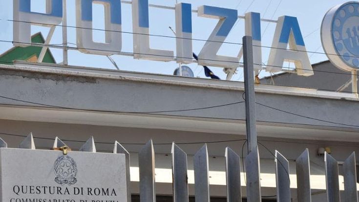Costringe la moglie a fare sesso con altri uomini davanti ai bambini: arrestato a Ostia