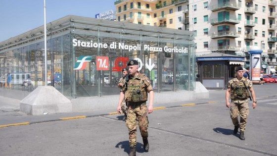 Tentano di impossessarsi dell'arma di un militare, arrestati