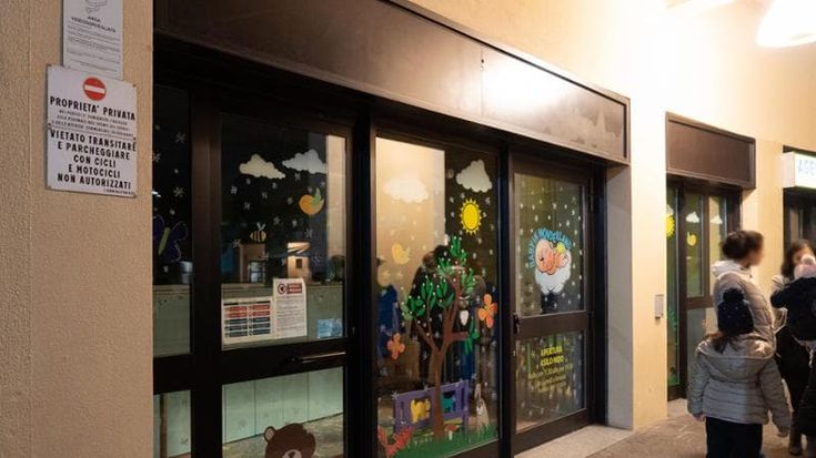 Maltrattamenti sui bambini all’asilo di Vanzago, arrestate la titolare e due educatrici: la proprietaria era già a processo per lo stesso reato