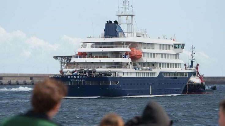 Hantavirus, nave verso l’Olanda. Oms: “11 casi”. Asintomatico calabrese di 25 anni: “Io sto bene”
