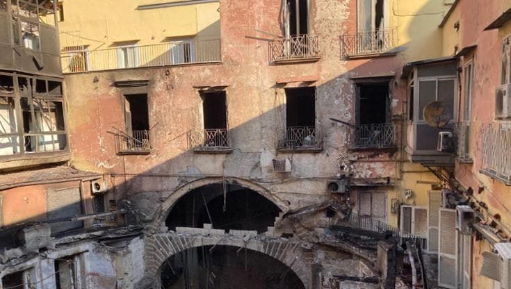 Incendio del Sannazaro, i condomini di via Chiaia: “Noi dimenticati”