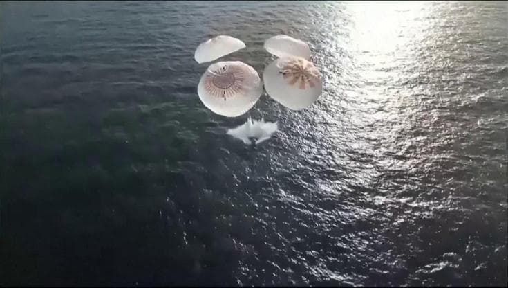 Il rientro della Crew-12 dalla Iss: lo splashdown nell'Oceano e l'emozione dell'uscita dalla capsula