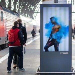Gli schermi pubblicitari in stazione ci osservano: interviene il Garante