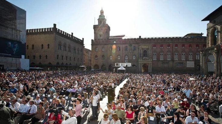La Repubblica delle Idee, un dialogo in piazza con i lettori