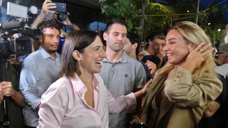 Schlein, l’incontro con Salis sul molo e la battuta sulle elezioni. Poi l’abbraccio tra i militanti