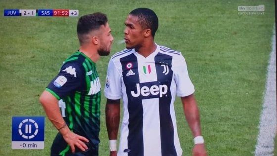 Juventus, 4 turni di stop a Douglas Costa per lo sputo a Di Francesco