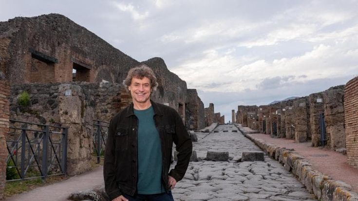 Alberto Angela al San Carlo per gli 800 anni della Federico II. Celebrati nel libro di Repubblica
