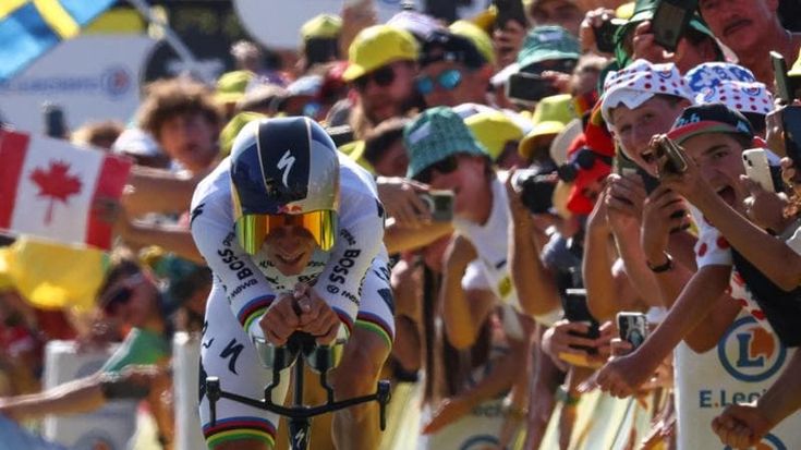 Tour, Evenepoel domina la crono ma guadagna solo 28” su Pogacar. Sesto Cattaneo, delude Ganna (11°)