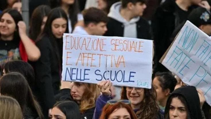 Educare all’affettività, la Puglia getta i primi semi nelle scuole: “Combattiamo i pregiudizi”