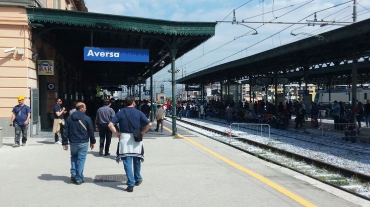 Gli operai della Whirlpool occupano la stazione di Aversa