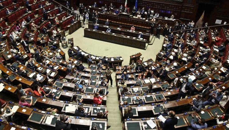 Parità salariale, via libera unanime della Camera. Arriva la certificazione sull'eguaglianza di genere con sgravi contributivi