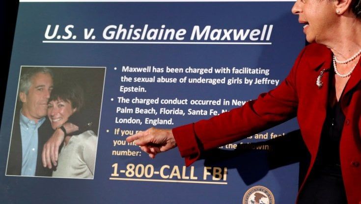 Caso Epstein, Ghislaine Maxwell si difende: "Erano tutti maggiorenni, non ho mai visto nessuno avere rapporti con Jeffrey"