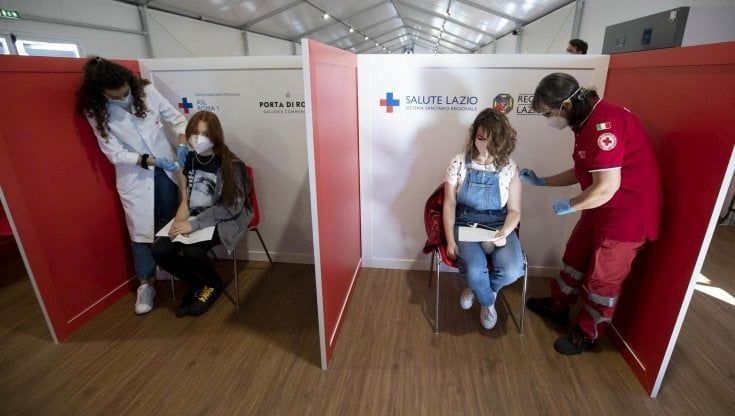 Vaccini regione per regione, si va in ordine sparso: ecco chi può prenotare