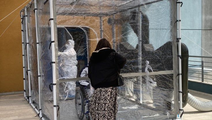 Covid, all'ospedale Cotugno di Napoli apre la stanza per gli incontri con i familiari
