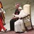 Circensi all'udienza: papa Francesco scherza coi giocolieri