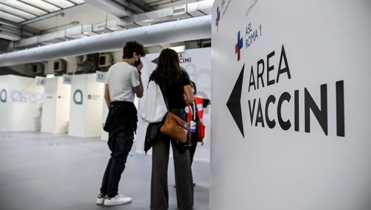 Vaccini, l'immunologo Ieraci: "Sul mix di sieri abbiamo ancora pochi dati. Ora preoccupa la variante new Delta"