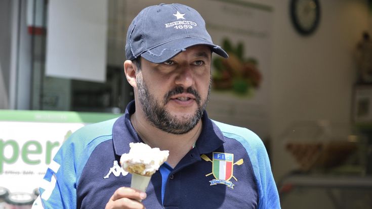 La campagna con il fiatone del Capitano,  il forzato dei comizi e dei selfie