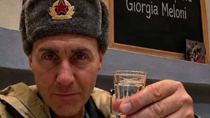 I sospetti sui legami di Vannacci con il Cremlino preoccupano la premier: “Non si sa a chi risponde”