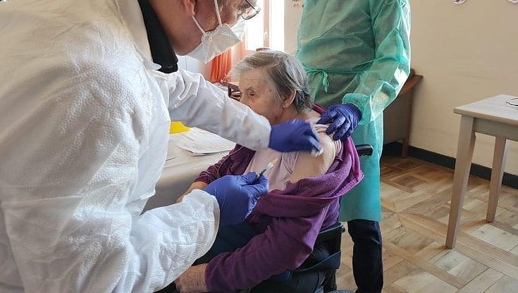 "Incredibili i no vax dentro le Rsa. Tutti coloro che non vogliono vaccinarsi faranno i giardinieri?"