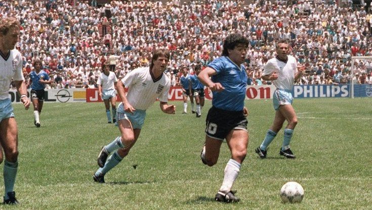 Lo slalom pazzesco di Maradona. Il gol più bello compie 25 anni