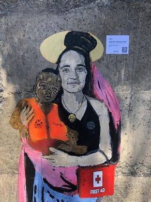 Taormina, il volto di Camilleri contro il razzismo e la capitana Carola santa dei rifugiati: torna la street art di Tvboy