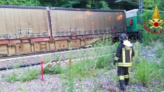 Auto esce di strada e precipita sui binari, travolta da un treno merci: muoiono marito e moglie nel Varesotto