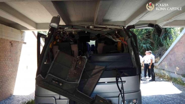 Roma, pullman si incastra sotto un ponte: 18 feriti