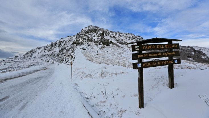 La neve vista mare sulle montagne liguri