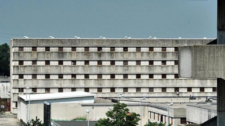 Sbarre segate e fuga con le lenzuola, il mago delle evasioni beffa il carcere di Opera