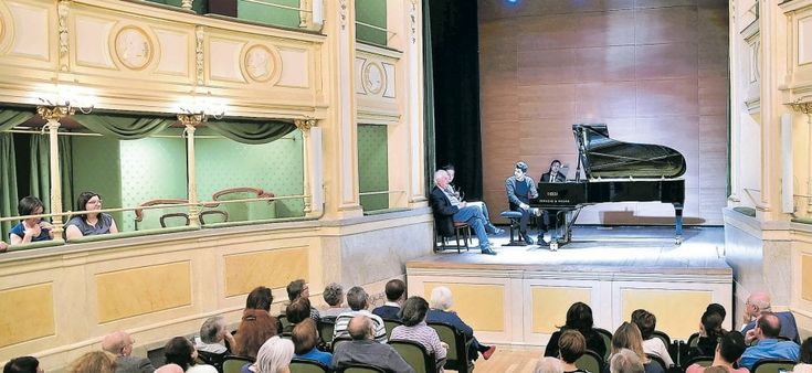 Se il teatro-gioiello si riempie di cavi è il centro del mondo