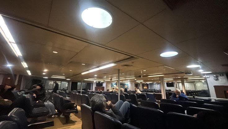 Vento e mare agitato, la nave non attracca a Procida: notte a bordo per 60 passeggeri