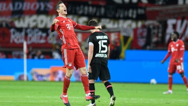 Bundesliga, Leverkusen-Bayern 1-2: Lewandowski all'ultimo respiro, i bavaresi tornano in vetta