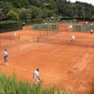 Firenze, rivolge frasi moleste a una ragazzina durante una partita di tennis: sospeso arbitro