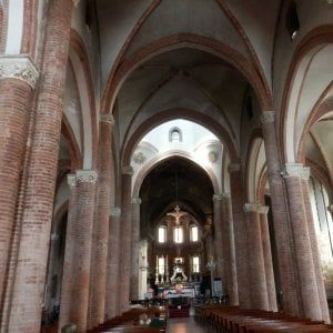 Asti, minaccia e aggredisce l'ex convivente in chiesa: arrestato per stalking e lesioni