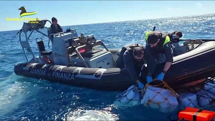 Catania, sequestrati 2.000 chili di cocaina in mare: valgono 400 milioni