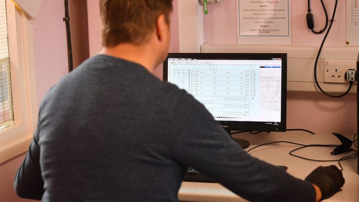 Otto milioni in smart working per almeno altri 6 mesi. Ma dagli Usa arriva l'allarme: "Da remoto, l'orario si allunga di 3 ore"
