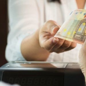 Pagamenti, il 43% degli italiani non usa più il denaro contante