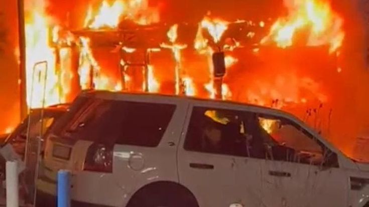 Bus Anm in fiamme in via Nuova San Rocco