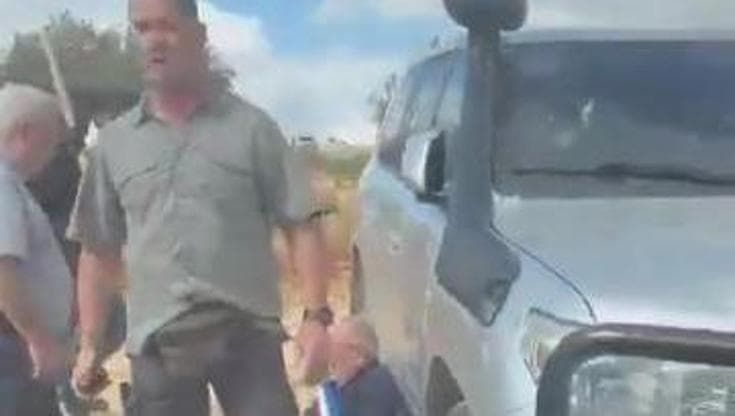 Israele, coloni aggrediscono diplomatici europei: ferito un sindaco francese
