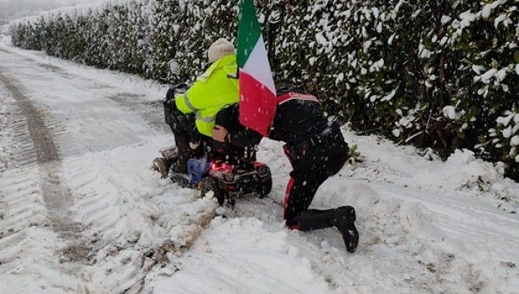 Disabile resta bloccato con la carrozzina nella neve nel Varesotto: soccorso dai carabinieri