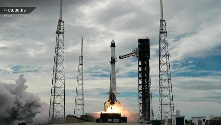 Crew-13, il lancio della nuova missione di SpaceX verso la ISS: le immagini da Cape Canaveral